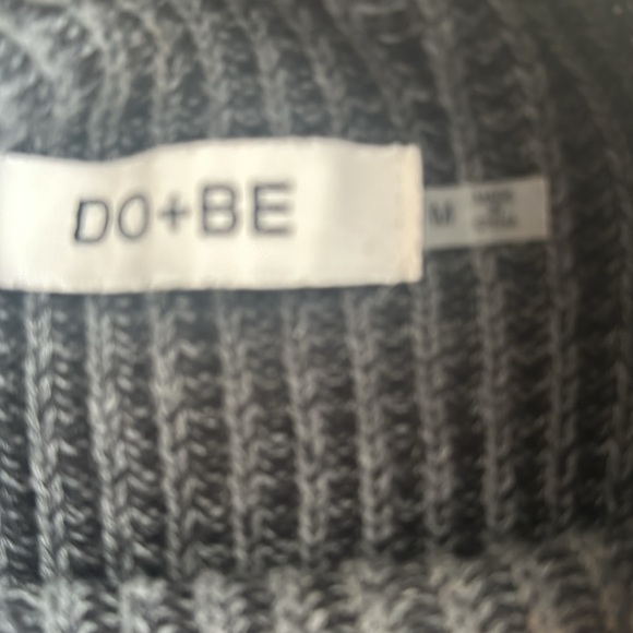 Sleevelesss turtleneck sweater with criss cross details and tassels - Picture 2 of 5